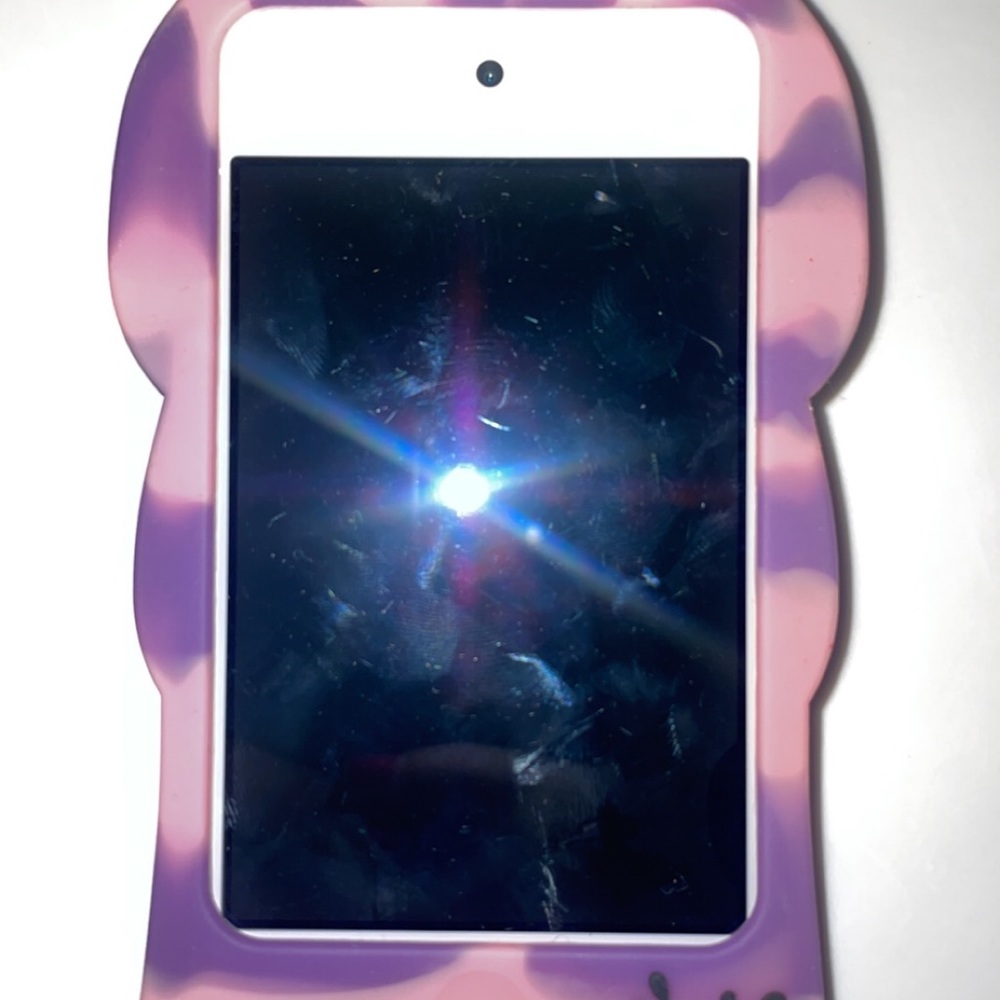 I’m selling iPod touch 1st generation 8gb its in perfect condition